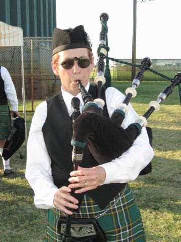 janetplaysbagpipesinftlauderdaleflhighlandgamesjan20081.jpg