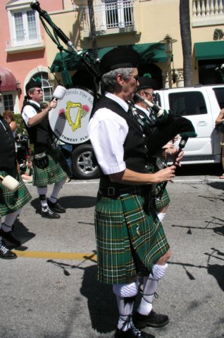 janetplaysbagpipesinnaplesflstpatricksdayparademarch20062.jpg